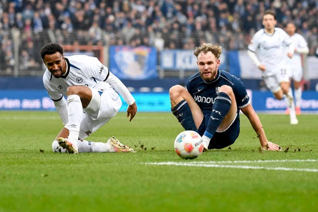 Noah Sarenren Bazee Arminia Bielefeld and Philipp Strompf VfL Bochum battle for the ball during the 2 Bundesliga match between VfL Bochum and Arminia Bielefeld, Vonovia Ruhrstadion on December 06, 2025 in Bochum, Germany, Germany Photo by Max Maiwald DeFodi Images Noah Sarenren Bazee Arminia Bielefeld and Philipp Strompf VfL Bochum battle for the ball during the 2 Bundesliga match between VfL Bochum and Arminia Bielefeld at Vonovia Ruhrstadion on December 6, 2025 in Bochum, Germany Photo by Max Maiwald DeFodi Images DFB DFL REGULATIONS PROHIBIT ANY USE OF PHOTOGRAPHS AS IMAGE SEQUENCES AND OR QUASI VIDEO Photo by Max Maiwald DeFodi Images