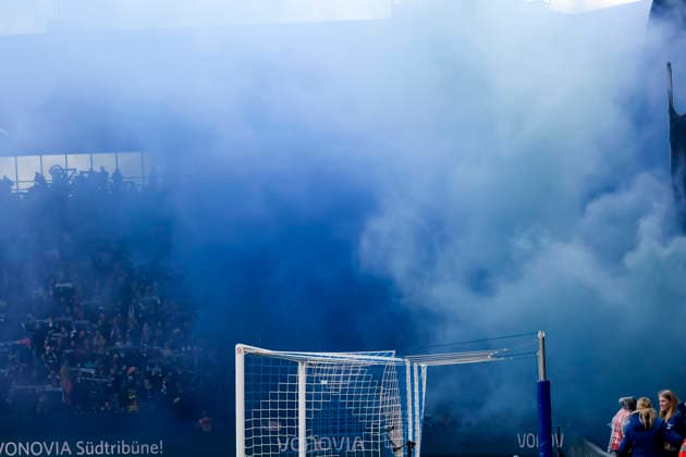 Pyrotechnics, smoke DSC Arminia Bielefeld Fans waehrend des spiels der 2 Bundesliga zwischen VfL Bochum und Arminia Bielefeld, Vonovia Ruhrstadion am 06 December 2025 in Bochum, Germany Photo by Max Maiwald DeFodi Images during the 2 Bundesliga match between VfL Bochum and Arminia Bielefeld at Vonovia Ruhrstadion on December 6, 2025 in Bochum, Germany Photo by Max Maiwald DeFodi Images DFB DFL REGULATIONS PROHIBIT ANY USE OF PHOTOGRAPHS AS IMAGE SEQUENCES AND OR QUASI VIDEO Photo by Max Maiwald DeFodi Images