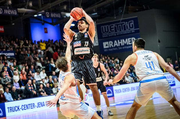easycredit BBL Basketball Bundesliga 2025 2026 9 Matchday 06 12 2025 Science City Jena vs ratiopharm ulm Mark Smith Ulm throwing against Kristofer Krause Jena Sparkassen Arena