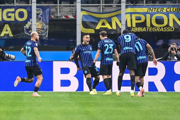 LAUTARO MARTINEZ (INTER) CELEBREATED BY HIS TEAMMATE AFTER HIS GOAL during Inter - FC Internazionale vs Como 1907, Italian soccer Serie A match in Milan, Italy, December 06 2025  Copyright: xGianlucaxRicci IPAxSportx xipa-agency.netx xx IPA_68832701 IPA_Agency_IPA68832701