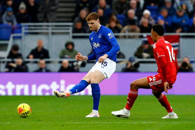Everton v Nottingham Forest, Liverpool, UK - 6 December 2025 Jake O Brien of Everton feels pressure from Dan Ndoye of Nottingham Forest during the English Premier League Match between Everton and Nottingham Forest at Hill Dickinson Stadium on 6 December 2025 in Liverpool, England (Photo by Steve Taylor PPAUK) Bramley-Moore Dock Hill Dickinson Stadium Liverpool England Copyright: xStevexTaylor PPAUKx PPA-234615