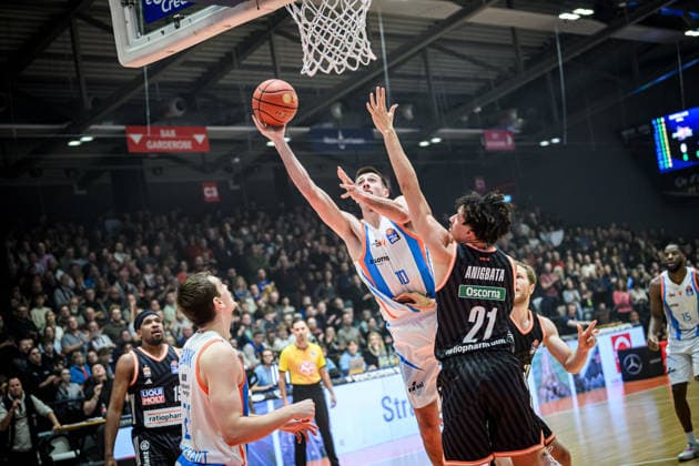 easycredit BBL Basketball Bundesliga 2025 2026 9 Matchday 06 12 2025 Science City Jena vs ratiopharm ulm Joe Wieskamp Jena during a lay-up against Alec Anigbata Ulm Sparkassen Arena