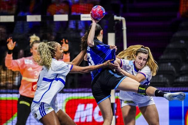 ROTTERDAM , 06-12-2025 , Rotterdam Ahoy , Womens World Championship, WM, Weltmeisterschaft Handball 2025 , match between Argentina and France , picture shows France player Marie Helene Sajka, Argentina player Martina Romero, France player Clarisse Mairot Argentina - France (women)  x32379603x Copyright: