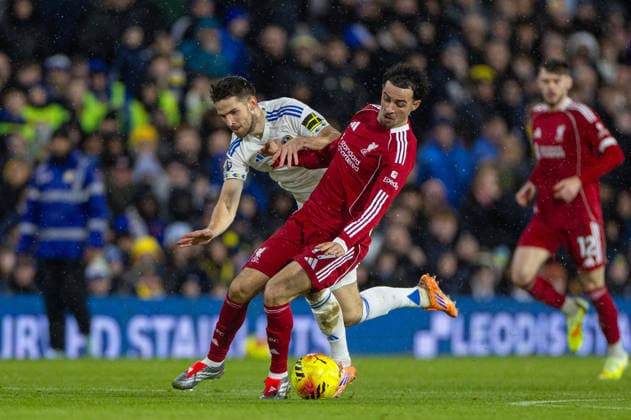 Football - FA Premier League - Leeds United FC v Liverpool FC LEEDS, ENGLAND - Saturday, December 6, 2025: Liverpool s Curtis Jones is challenged by Leeds United s Anton Stach (L) during the FA Premier League match between Leeds United FC and Liverpool FC at Elland Road. (Photo by David Rawcliffe Propaganda) LEEDS Elland Road YORKSHIRE ENGLAND  Copyright: xDavidxRawcliffex P2025-12-06-Leeds_Liverpool-59