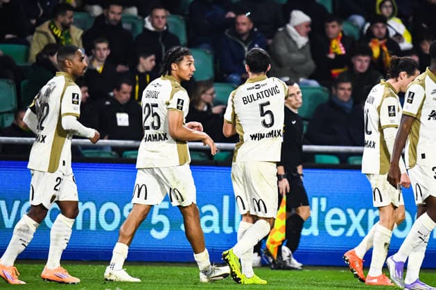 FOOTBALL : FC Nantes vs RC Lens - Ligue 1 - JournÃ e 15 - 06 12 2025 Andrija Bulatovic (RC Lens) rend le briquet qu™un supporters lui a lancÃ NantesFrance  Copyright: xBaptistexAutissierx