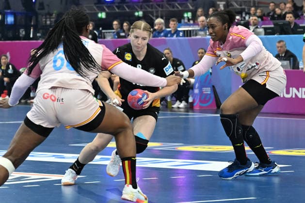 GER, Dortmund, 27th Wommens World Championship 2025, Main Round, Group II 3 Round Spain Spain ESP vs Germany Germany GER 06 12 2025, Westfalenhalle, Dortmund, GER, Dortmund, 27th Wommens World Championship 2025, Main Round, Group II 3 Round Spain Spain ESP vs Germany Germany GER , in the picture Nina Engel Ger 8 , in a duel against Lyndie TCHAPTCHET DEFO ESP 68 , nordphotoxGmbHx xMeuter nph00351