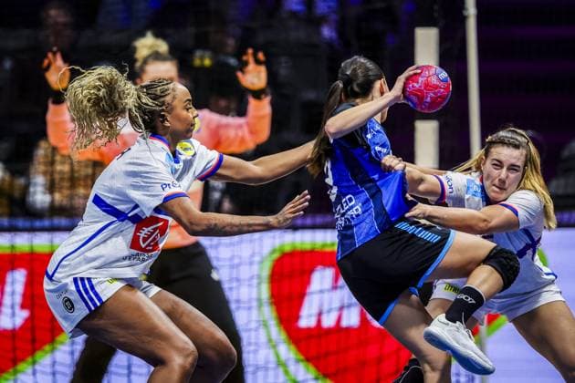 ROTTERDAM , 06-12-2025 , Rotterdam Ahoy , Womens World Championship, WM, Weltmeisterschaft Handball 2025 , match between Argentina and France , picture shows France player Marie Helene Sajka, Argentina player Martina Romero, France player Clarisse Mairot Argentina - France (women)  x32379607x Copyright: