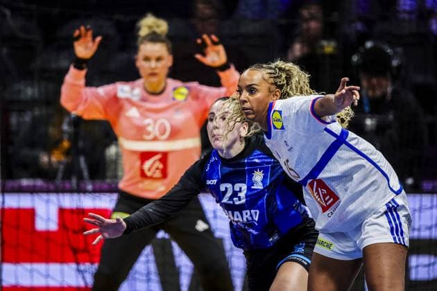 ROTTERDAM , 06-12-2025 , Rotterdam Ahoy , Womens World Championship, WM, Weltmeisterschaft Handball 2025 , match between Argentina and France , picture shows Argentina player Sol Ariadna Azcune and France player Marie Helene Sajka Argentina - France (women)  x32379643x Copyright: