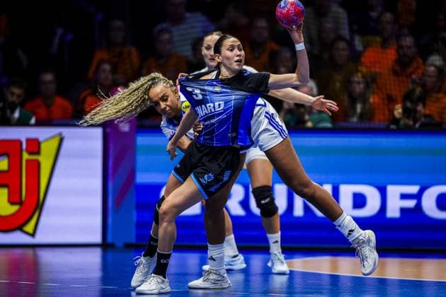 ROTTERDAM , 06-12-2025 , Rotterdam Ahoy , Womens World Championship, WM, Weltmeisterschaft Handball 2025 , match between Argentina and France , picture shows France player Marie Helene Sajka and Argentina player Martina Romero Argentina - France (women)  x32379651x Copyright: