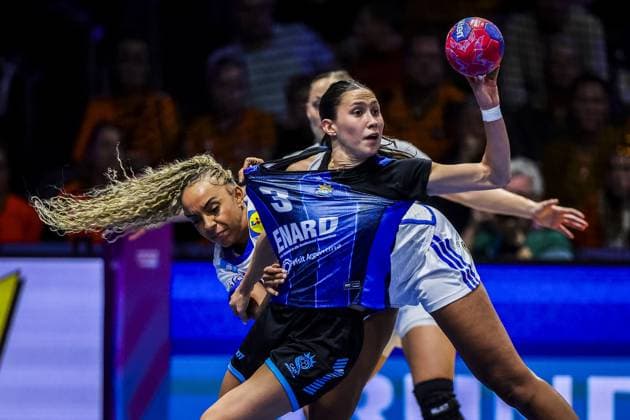 ROTTERDAM , 06-12-2025 , Rotterdam Ahoy , Womens World Championship, WM, Weltmeisterschaft Handball 2025 , match between Argentina and France , picture shows France player Marie Helene Sajka and Argentina player Martina Romero Argentina - France (women)  x32379684x Copyright: