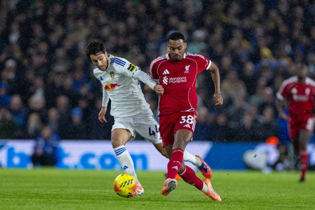 Football - FA Premier League - Leeds United FC v Liverpool FC LEEDS, ENGLAND - Saturday, December 6, 2025: Liverpool s Ryan Gravenberch is challenged by Leeds United s Ilia Gruev (L) during the FA Premier League match between Leeds United FC and Liverpool FC at Elland Road. (Photo by David Rawcliffe Propaganda) LEEDS Elland Road YORKSHIRE ENGLAND  Copyright: xDavidxRawcliffex P2025-12-06-Leeds_Liverpool-66