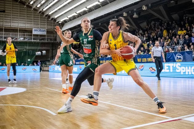 Basketball Berlin 06 12 2025 Season 2025 2026 DBBL 1 Bundesliga Alba Berlin Rutronik Stars Keltern Theresa Simon Alba, No 03 Nevana Rosic Keltern, No 32