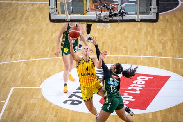Basketball Berlin 06 12 2025 Season 2025 2026 DBBL 1 Bundesliga Alba Berlin Rutronik Stars Keltern Marie Bertholdt Alba, No 04 Kylin McGuff Keltern, No 11