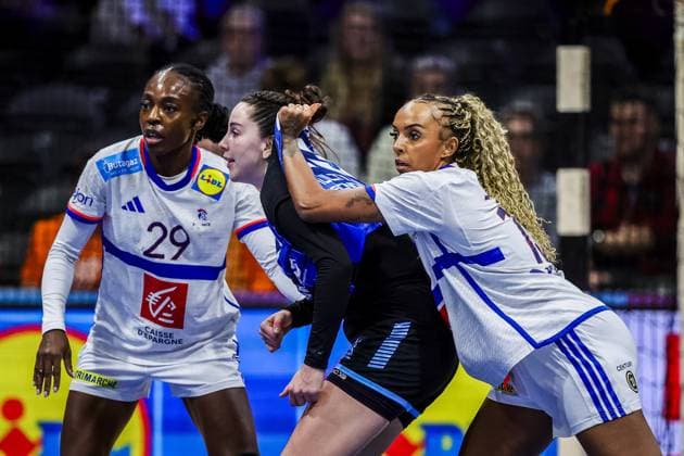 ROTTERDAM , 06-12-2025 , Rotterdam Ahoy , Womens World Championship, WM, Weltmeisterschaft Handball 2025 , match between Argentina and France , picture shows Argentina player Sol Ariadna Azcune and France player Marie Helene Sajka Argentina - France (women)  x32379700x Copyright: