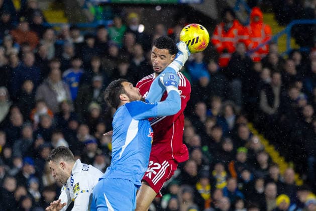 Football - FA Premier League - Leeds United FC v Liverpool FC LEEDS, ENGLAND - Saturday, December 6, 2025: Liverpool s Hugo Ekitike challenges for a header with Leeds United s goalkeeper Lucas Perri during the FA Premier League match between Leeds United FC and Liverpool FC at Elland Road. (Photo by David Rawcliffe Propaganda) LEEDS Elland Road YORKSHIRE ENGLAND  Copyright: xDavidxRawcliffex P2025-12-06-Leeds_Liverpool-72