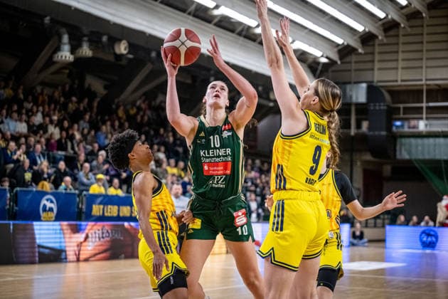 Basketball Berlin 06 12 2025 Season 2025 2026 DBBL 1 Bundesliga Alba Berlin Rutronik Stars Keltern Maud Huijbens Keltern, No 10 Jo Raflo Alba, No 09 Deeshyra Thomas Alba, No 21