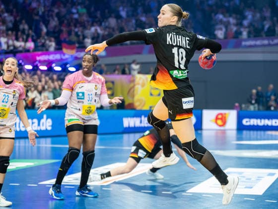 Nieke Kuehne Germany, 19 comes free to throw, Spain vs. Germany, Handball, World Championship, Women, Season 2025 2026, 06 12 2025, Spain vs. Germany, Handball, World Championship, Women, Season 2025 2026, 06 12 2025 Dortmund Copyright: xEibner-Pressefoto MichaelxSchmidx EP_MST
