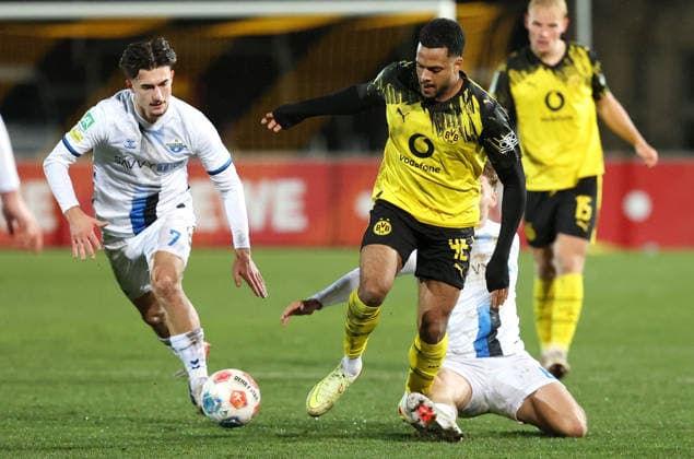 Saturday 06 12 2025, Season 2025 26, Regionalliga West, Matchday 18 at Stadion Rote Erde Dortmund, BVB Borussia Dortmund II SC Paderborn U23, Joel Vega Zambrano SCP v Almugera Raouf Mohammed Kabar BVB II , v l