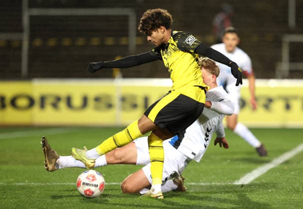 Saturday 06 12 2025, Season 2025 26, Regionalliga West, Matchday 18 at Stadion Rote Erde Dortmund, BVB Borussia Dortmund II SC Paderborn U23, Mathis Albert BVB II finishing a goal against Tim Böhmer SCP , v l