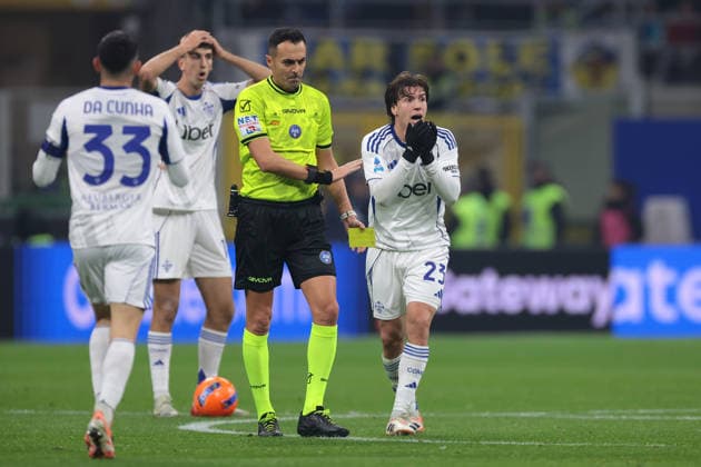 Milan, Italy, 6th December 2025. Maximo Perrone of Como 1907 reacts after being shown a yellow card by the Referee Marco Di Bello during the Internazionale vs Como 1907 Serie A match at Giuseppe Meazza, Milan. Picture credit should read: Jonathan Moscrop Sportimage EDITORIAL USE ONLY. No use with unauthorised audio, video, data, fixture lists, club league logos or live services. Online in-match use limited to 120 images, no video emulation. No use in betting, games or single club league player publications. SPI_047_JM_INTER_COMO SPI-4322-0047
