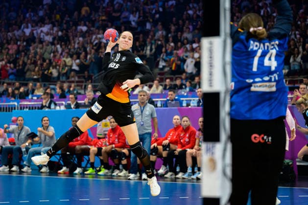 Handball, Womens World Championship, Main Round Spain Germany Nieke Kühne Kuehne Germany , Ona Vegue i Pena Spain Dortmund Westfalenhalle Nordrhein Westfalen Germany