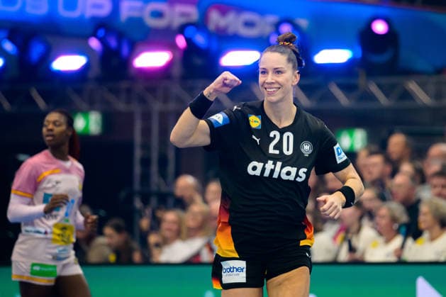 Handball, Womens World Cup, Main Round Spain Germany Emily Vogel Germany Cheers Joy Emotion Goal celebration Goalscorer Dortmund Westfalenhalle North Rhine-Westphalia Germany