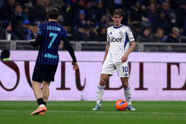 Serie A Fc Internazionale - Como 1907 Nico Paz of Como 1907 in action during the Serie A match beetween Fc Internazionale and Como 1907 at Stadio Giuseppe Meazza on December 6 2025 in Milan Italy . Milano Stadio Giuseppe Meazza Italy Copyright: xMarcoxCanonierox