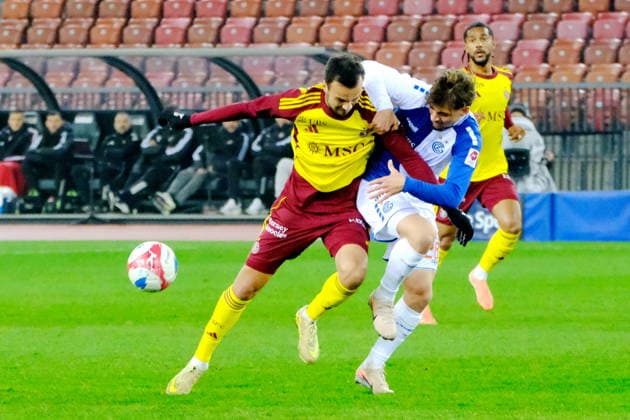 CSSL - 202526 - GCZ vs SERVETTE - ZURSER251206 - Jeremy Guillemenot (21 yellow) and Simone Stroscio (28 white) fight for the ball Zurich Stadion Letzigrund Zürich Schweiz Copyright: xSergioxBrunettix