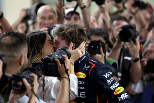 06 12 2025, Yas Marina Circuit, Abu Dhabi, Formula 1 Etihad Airways Abu Dhabi Grand Prix 2025 , in the picture Kelly Piquet kisses Max Verstappen NLD , Oracle Red Bull Racing Photo by Alessandro Martellotta Hasan Bratic DeFodi Images