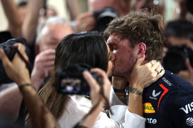 06 12 2025, Yas Marina Circuit, Abu Dhabi, Formula 1 Etihad Airways Abu Dhabi Grand Prix 2025 , in the picture Kelly Piquet kisses Max Verstappen NLD , Oracle Red Bull Racing Photo by Alessandro Martellotta Hasan Bratic DeFodi Images