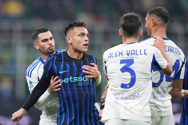 Inter Milan™s Lautaro Martinez , Como™s Diego Carlos during the Serie A soccer match between Inter and Como at the San Siro Stadium in Milan , north Italy - Saturday , December 06 , 2025. - Soccer .  Copyright: xSpada LaPressex