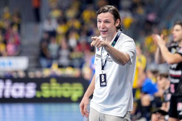 Johannes Sellin coach, head coach, HC Erlangen , gives instructions, gestures, gesticulates with arms, single picture, single photo, action, action, 06 12 2025, Mannheim Germany , Handball, Bundesliga, Rhein Neckar Löwen HC Erlangen xozx