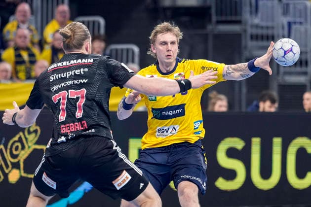v li Maciej Gebala HCE, 77 , Edwin Aspenbäck RNL, 78 , duel, duel, tackle, tackling, dynamics, action, action, 06 12 2025, Mannheim Germany , Handball, Bundesliga, Rhein Neckar Löwen HC Erlangen xozx