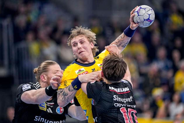 from left Maciej Gebala HCE, 77 , Edwin Aspenbäck RNL, 78 , Florian Scheerer HCE, 10 , duel, duel scene, duel, tackle, tackling, dynamics, action, action, 06 12 2025, Mannheim Germany , Handball, Bundesliga, Rhein Neckar Löwen HC Erlangen xozx
