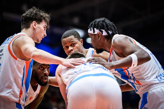easycredit BBL Basketball Bundesliga 2025 2026 9 Matchday 06 12 2025 Science City Jena vs ratiopharm ulm The Jena players discuss, huddle, center Eric Washington Sparkassen Arena