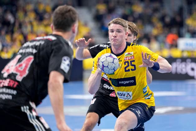 from left Christoph Steinert HCE, 44 , Haukur Thrastarson RNL, 25 , duel, duel, tackle, tackling, dynamics, action, action, 06 12 2025, Mannheim Germany , Handball, Bundesliga, Rhein Neckar Löwen HC Erlangen xozx
