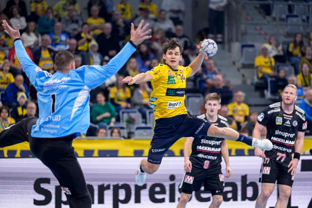 from left Dario Quenstedt goalkeeper, HCE, 1 , Gino Steenaerts RNL, 14 , Sander Andreassen Overjordet Överjordet, HCE, 8 , Maciej Gebala HCE, 77 , on jump shot, throw, goal throw, action, action scene, 06 12 2025, Mannheim Germany , Handball, Bundesliga, Rhein Neckar Löwen HC Erlangen xozx