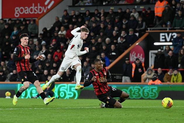 Bournemouth v Chelsea Premier League 06 12 2025. Cole Palmer (10) of Chelsea shoots at goal during the Premier League match between Bournemouth and Chelsea at the Vitality Stadium, Bournemouth, England on 6 December 2025. Bournemouth Vitality Stadium Dorset England Editorial use only DataCo restrictions apply See www.football-dataco.com , Copyright: xGrahamxHuntx PSI-23351-0211