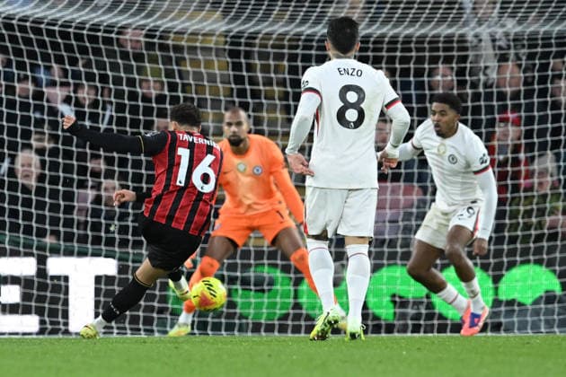 Bournemouth v Chelsea Premier League 06 12 2025. Marcus Tavernier (16) of AFC Bournemouth shoots at goal during the Premier League match between Bournemouth and Chelsea at the Vitality Stadium, Bournemouth, England on 6 December 2025. Bournemouth Vitality Stadium Dorset England Editorial use only DataCo restrictions apply See www.football-dataco.com , Copyright: xGrahamxHuntx PSI-23351-0212