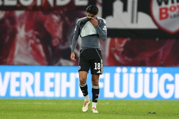 06.12.2025, xtgx, Fussball 1.Bundesliga, RB Leipzig - Eintracht Frankfurt v.l. Mahmoud Dahoud (Eintracht Frankfurt) Enttäuscht, traurig, frustriert (DFL DFB REGULATIONS PROHIBIT ANY USE OF PHOTOGRAPHS as IMAGE SEQUENCES and or QUASI-VIDEO) Leipzig *** 06 12 2025, xtgx, Soccer 1 Bundesliga, RB Leipzig Eintracht Frankfurt v l Mahmoud Dahoud Eintracht Frankfurt Disappointed, sad, frustrated DFL DFB REGULATIONS PROHIBIT ANY USE OF PHOTOGRAPHS as IMAGE SEQUENCES and or QUASI VIDEO Leipzig
