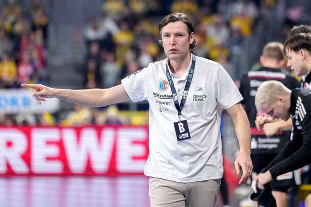 Johannes Sellin coach, head coach, HC Erlangen , gives instructions, gestures, gesticulates with arms, single picture, single photo, action, action, 06 12 2025, Mannheim Germany , Handball, Bundesliga, Rhein Neckar Löwen HC Erlangen xozx