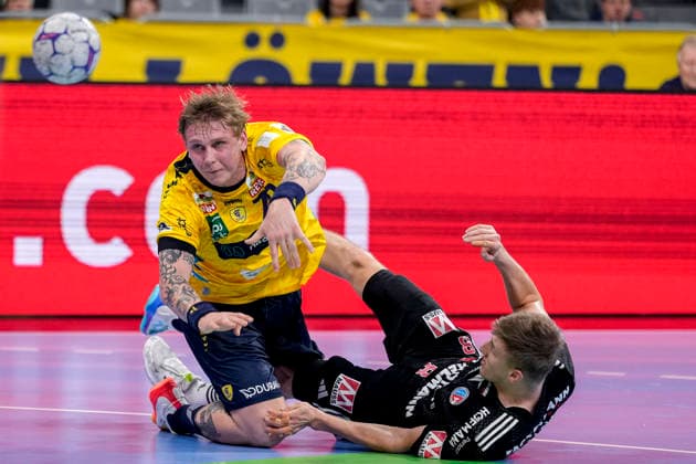from left Edwin Aspenbäck RNL, 78 , Sander Andreassen Overjordet Överjordet, HCE, 8 , duel, duel scene, duel, tackle, tackling, dynamics, action, action, 06 12 2025, Mannheim Germany , Handball, Bundesliga, Rhein Neckar Löwen HC Erlangen xozx