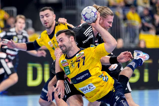 v li Dani Baijens RNL, 77 , Maciej Gebala HCE, 77 , duel, duel, tackle, tackling, dynamics, action, action, 06 12 2025, Mannheim Germany , Handball, Bundesliga, Rhein Neckar Löwen HC Erlangen xozx