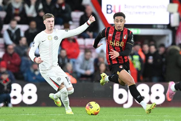 Bournemouth v Chelsea Premier League 06 12 2025. Marcus Tavernier (16) of AFC Bournemouth on the attack battles for possession with Cole Palmer (10) of Chelsea during the Premier League match between Bournemouth and Chelsea at the Vitality Stadium, Bournemouth, England on 6 December 2025. Bournemouth Vitality Stadium Dorset England Editorial use only DataCo restrictions apply See www.football-dataco.com , Copyright: xGrahamxHuntx PSI-23351-0222