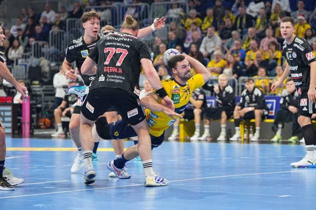 Dani Baijens 77 Rhein Neckar Löwen with ball in action, while Florian Scheerer 10 HC Erlangen and Christoph Steinert 44 HC Erlangen defend Handball scene with Dani Baijens 77 Rhein Neckar Löwen , Florian Scheerer 10 HC Erlangen and Christoph Steinert 44 HC Erlangen Copyright: xspeedshotx