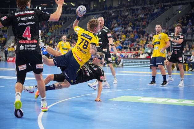 Edwin Aspenbäck 78 Rhein Neckar Löwen with ball in action while Maciej Gebala 77 HC Erlangen defends and Jannik Kohlbacher 80 Rhein Neckar Löwen supports Handball scene with Edwin Aspenbäck 78 Rhein Neckar Löwen , Maciej Gebala 77 HC Erlangen and Jannik Kohlbacher 80 Rhein Neckar Löwen Copyright: xspeedshotx