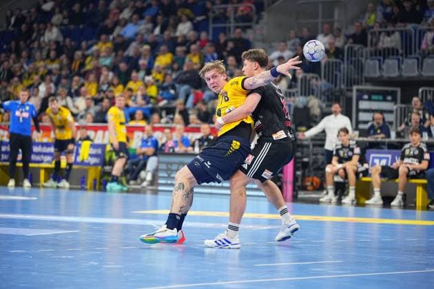 Edwin Aspenbäck 78 Rhein Neckar Löwen and Florian Scheerer 10 HC Erlangen in a duel for the ball Handball scene with Edwin Aspenbäck 78 Rhein Neckar Löwen and Florian Scheerer 10 HC Erlangen Copyright: xspeedshotx