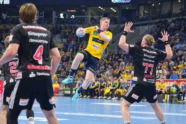 Haukur Thrastarson 25 Rhein Neckar Löwen jumps to shoot while Maciej Gebala 77 HC Erlangen defends Haukur Thrastarson 25 Rhein Neckar Löwen with jump shot Copyright: xspeedshotx