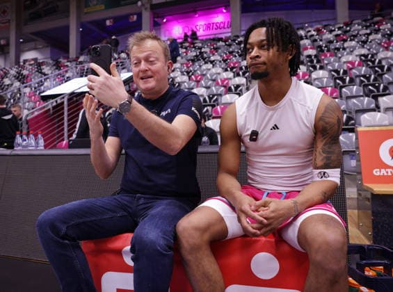 Reporter Chris Schmidt, Zachery Cooks Telekom Baskets Bonn vs NINERS Chemnitz 9 Speiltag Saison 2025 26