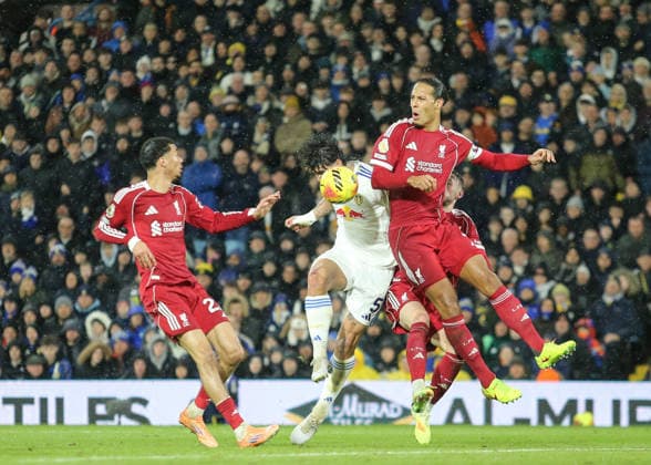 Premier League Leeds United v Liverpool Pascal Struijk of Leeds United and Virgil van Dijk of Liverpool duals for the ball during the Premier League match Leeds United vs Liverpool at Elland Road, Leeds, United Kingdom, 6th December 2025 (Photo by Richard Bierton News Images) Leeds Elland Road West Yorkshire United Kingdom Copyright: xRichardxBierton NewsxImagesx